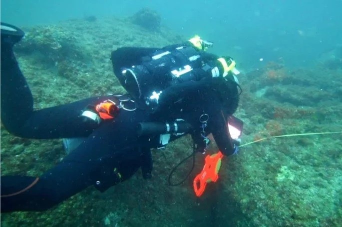 El biÃ³logo marino Michael Barnette midiendo los restos del SS Cotopaxi.